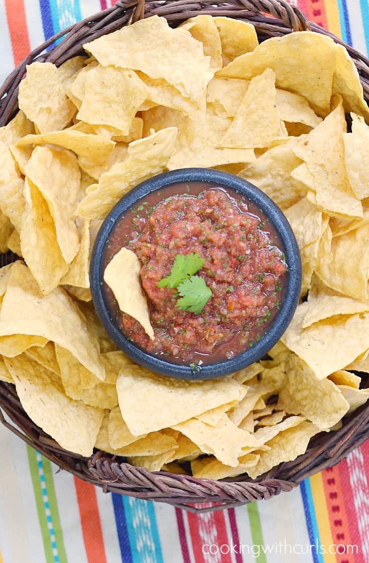 This Restaurant-Style Blender Salsa is perfect for Cinco de Mayo, game day, or a midnight snack | cookingwithcurls.com