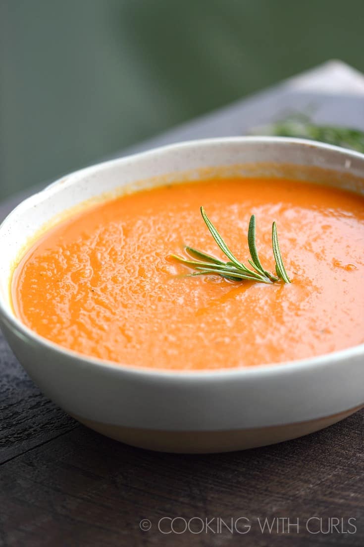 Grab a big bowl of Roasted Tomato Rosemary Soup and melt those winter blues away! © 2017 COOKING WITH CURLS