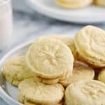 Show Santa how good you have been this year by leaving him a plate of these delicious Caramel Cream Sandwich Cookies! cookingwithcurls.com