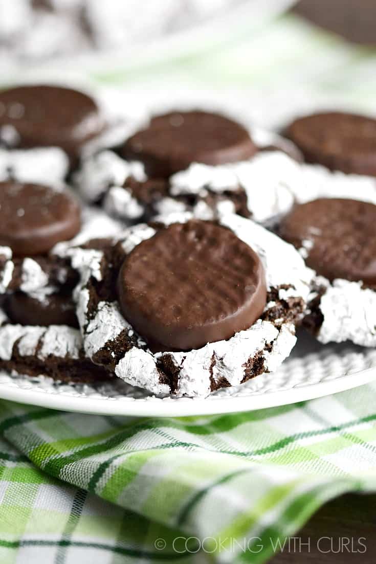 These Fudgy Mint Crinkle Cookies are packed with deep chocolate flavor and topped with icy cool mints, the perfect combination! © 2017 COOKING WITH CURLS