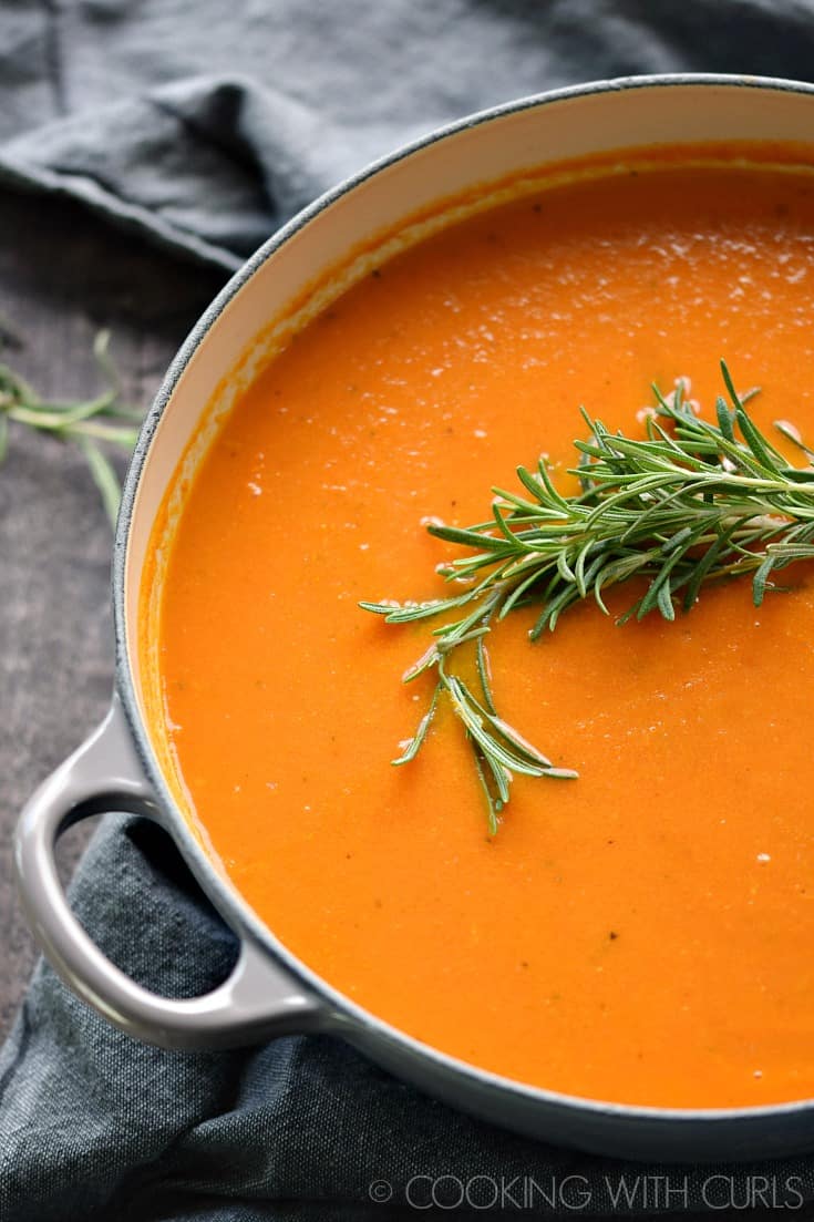 This thick and creamy Roasted Tomato Rosemary Soup is a delicious and healthy meal that the whole family will love! © 2017 COOKING WITH CURLS
