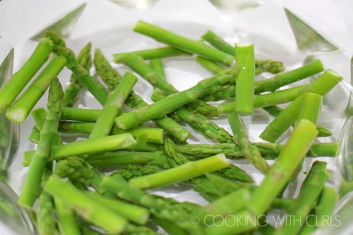 Asparagus in a bowl of ice water © COOKING WITH CURLS