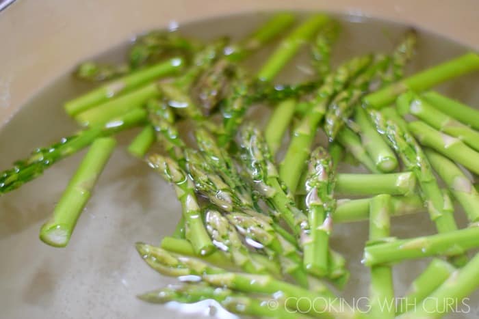 Asparagus in boiling water © COOKING WITH CURLS