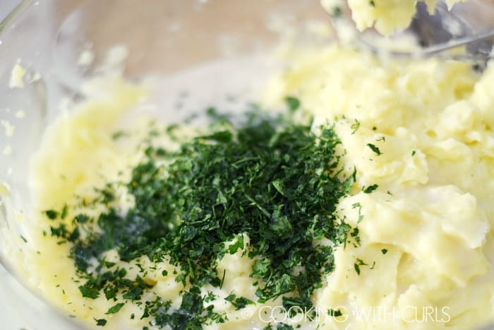 Large bowl with mashed potatoes, turnips, milk, and parsley © COOKING WITH CURLS