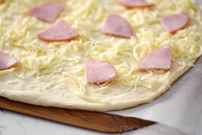 Add Canadian bacon wedges to the pizza © COOKING WITH CURLS