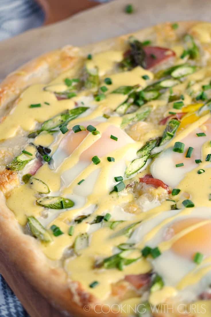 Eggs Benedict Pizza for breakfast!! © COOKING WITH CURLS