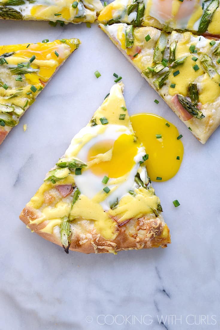 Eggs Benedict Pizza is a new twist on an old breakfast favorite! © COOKING WITH CURLS