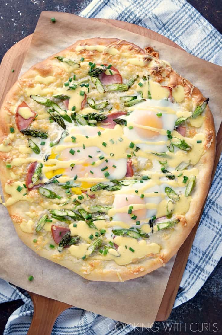 Eggs Benedict Pizza is the perfect way to start your day!! © COOKING WITH CURLS