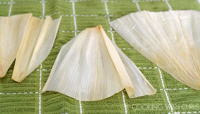 Lay corn husks on dish towel to remove excess water © COOKING WITH CURLS