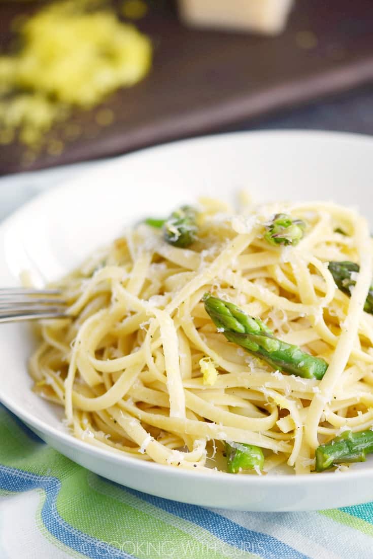 Lemon Asparagus Pasta is the perfect throw together meal for busy weeknights! © COOKING WITH CURLS