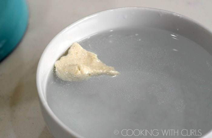 Masa float test in warm water © COOKING WITH CURLS
