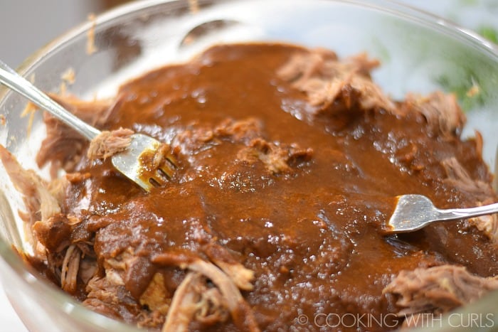 Mix the Red Chile sauce into the pulled pork in a large bowl © COOKING WITH CURLS