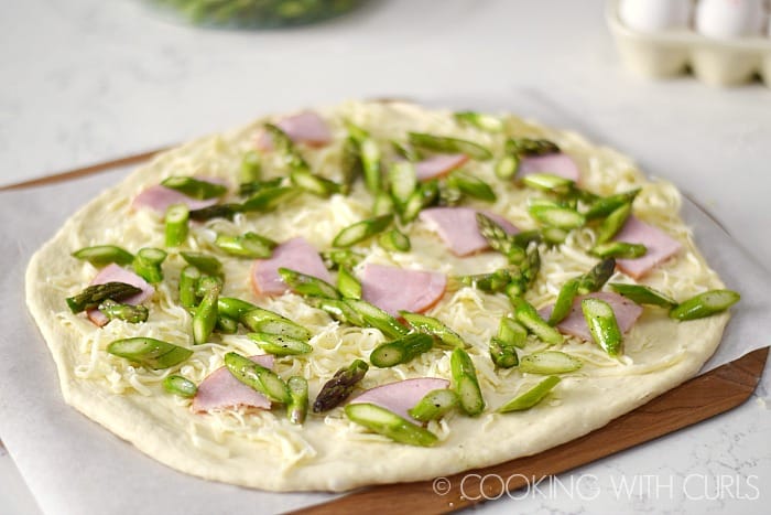 Top pizza with asparagus © COOKING WITH CURLS