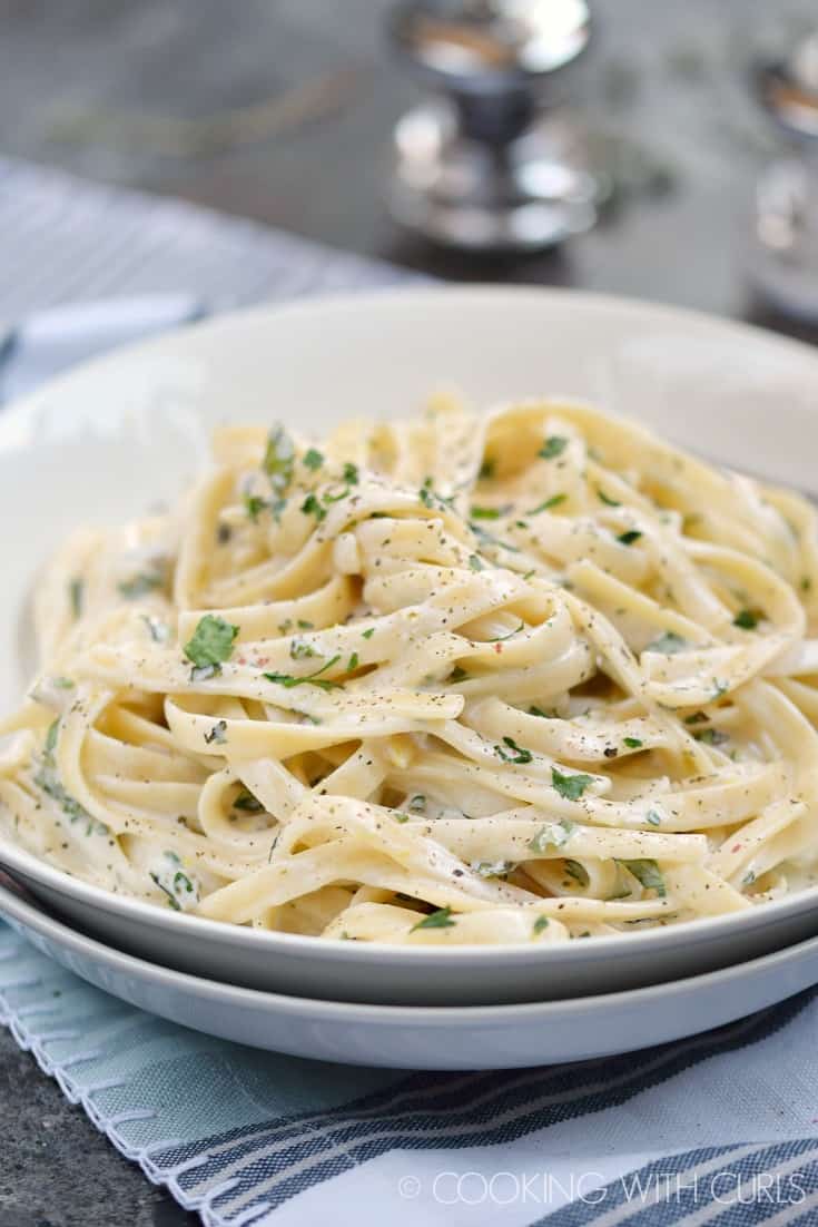A big bowl of this creamy Greek Yogurt-Herb Pasta will fill you up and soothe your soul any night of the week! © COOKING WITH CURLS