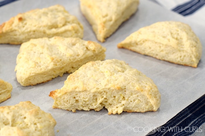 Cool the baked scones on a wire cooling rack © COOKING WITH CURLS