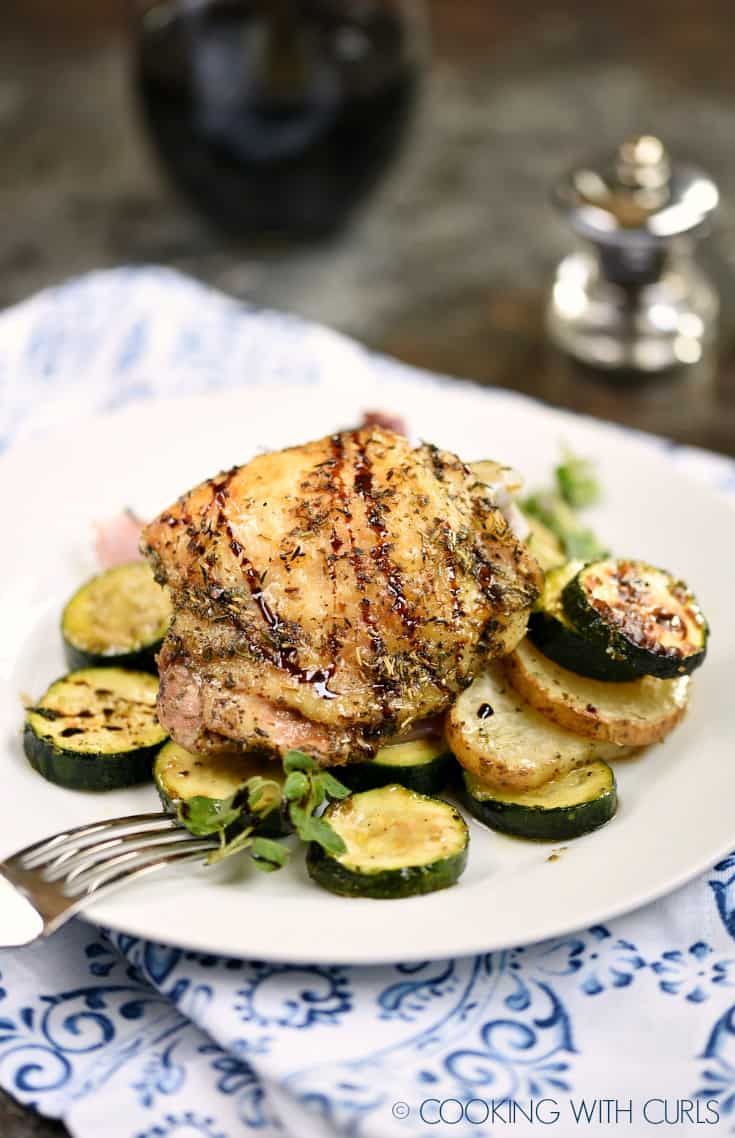 This Sheet Pan Greek Chicken Dinner is a healthy, quick and easy meal that will satisfy everyone in the family! © COOKING WITH CURLS