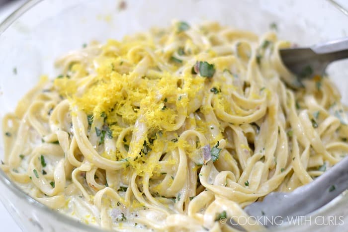 Toss the drained pasta and lemon peel together with the yogurt-herb mixture © COOKING WITH CURLS
