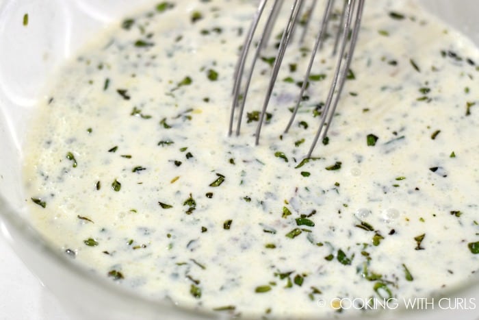 Whisk the hot pasta water into the yogurt-herb mixture © COOKING WITH CURLS