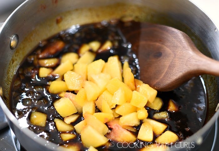 Add the chopped peaches to the sauce © COOKING WITH CURLS