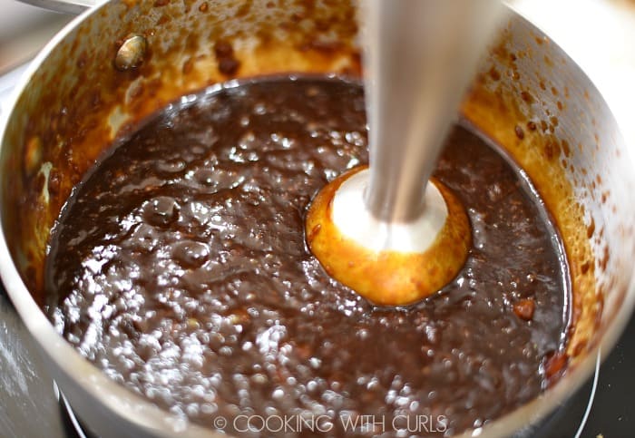 Puree the barbecue sauce with a blender © COOKING WITH CURLS