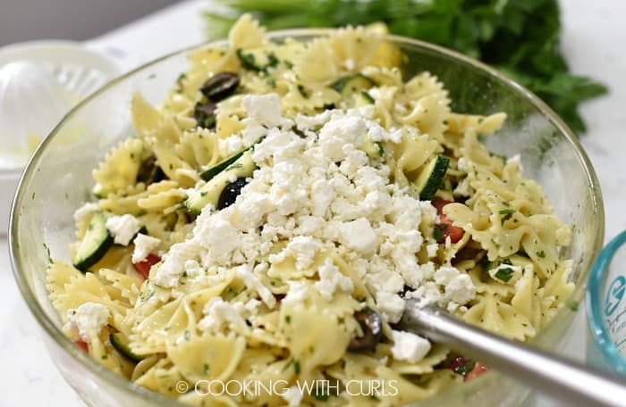 Stir the feta cheese into the pasta mixture © COOKING WITH CURLS