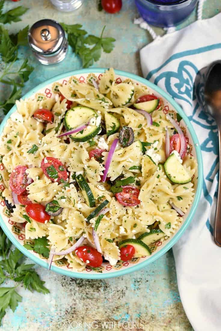 This Mediterranean Pasta Salad is sure to keep your friends and family happy at the next potluck! © COOKING WITH CURLS
