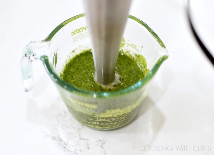 Blend the basil, garlic and oil together until smooth © COOKING WITH CURLS
