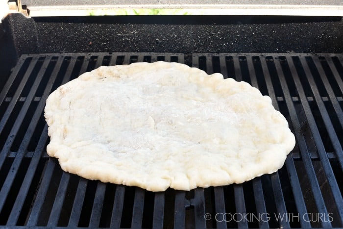 Place the dough on a heated grill too cook © COOKING WITH CURLS