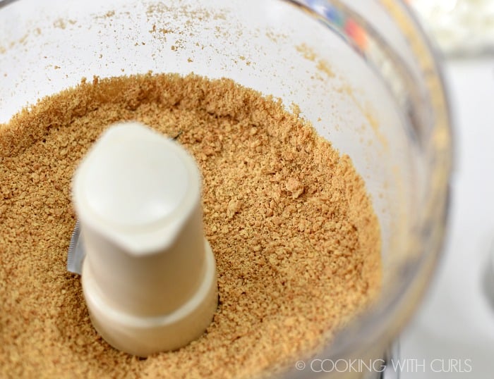 Pulverize the graham crackers into crumbs with a food processor © COOKING WITH CURLS