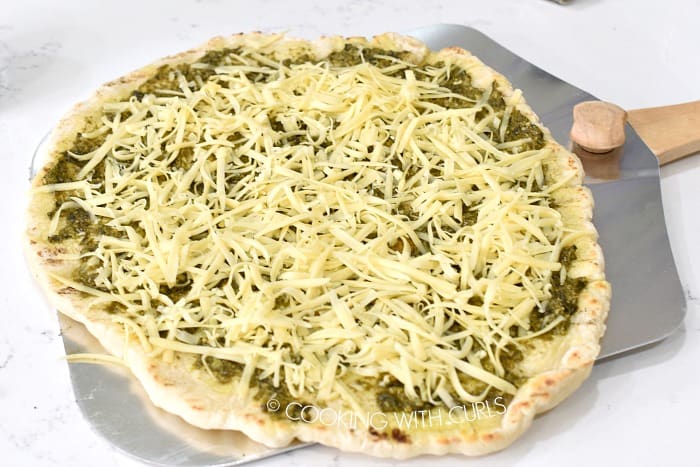 Sprinkle grated cheese over the pesto sauce © COOKING WITH CURLS