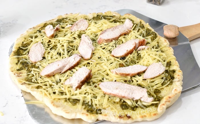 Top pizza with sliced chicken © COOKING WITH CURLS