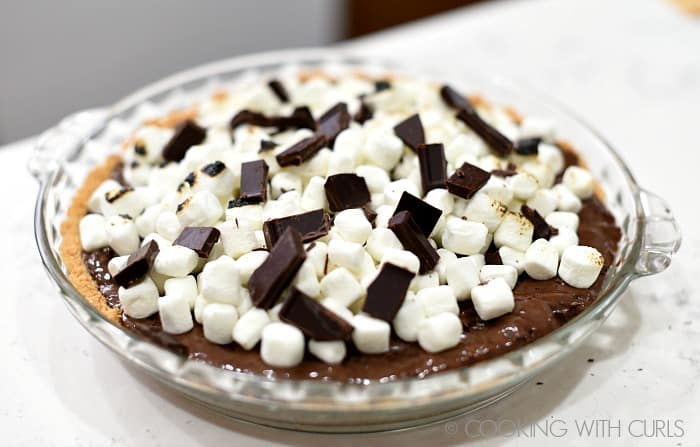 Top the frozen pie with mini marshmallows and chocolate chunks © COOKING WITH CURLS
