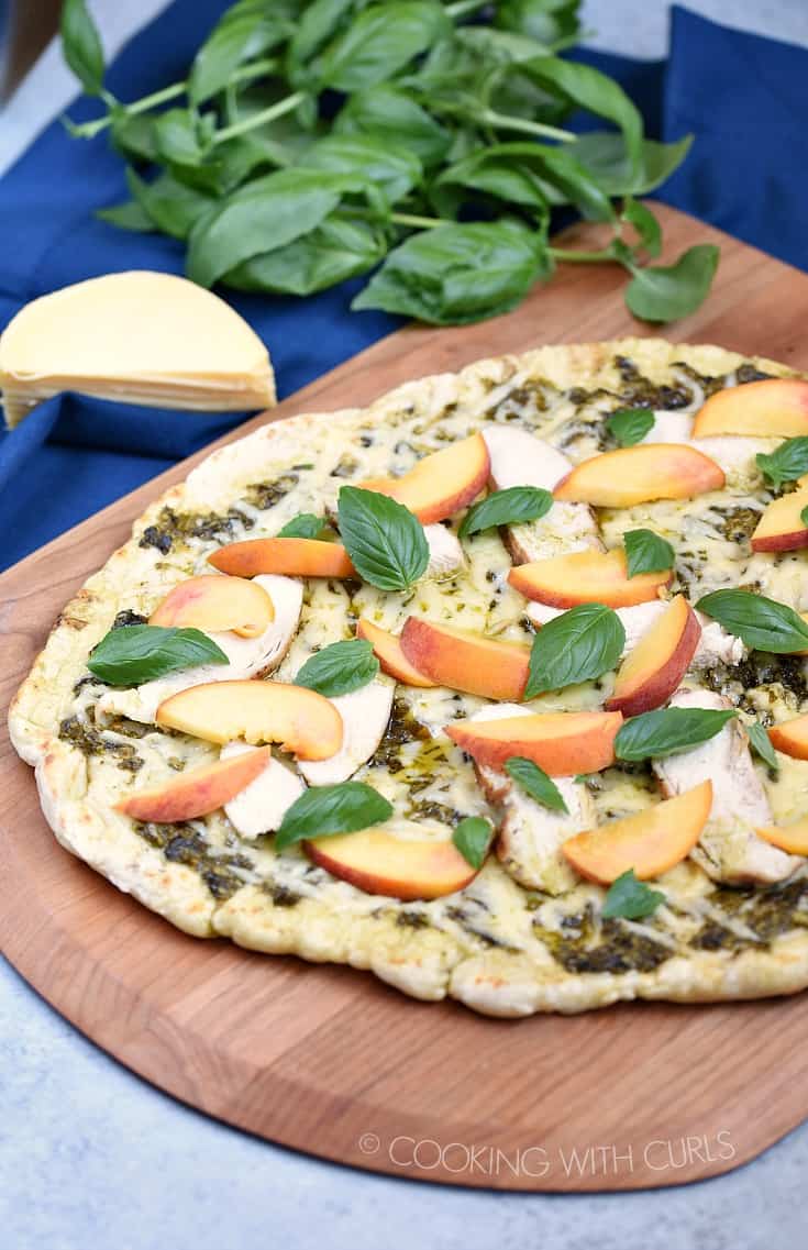 Use up all that basil that is taking over your garden by making a Grilled Chicken and Peach Pesto Pizza for dinner tonight! © COOKING WITH CURLS