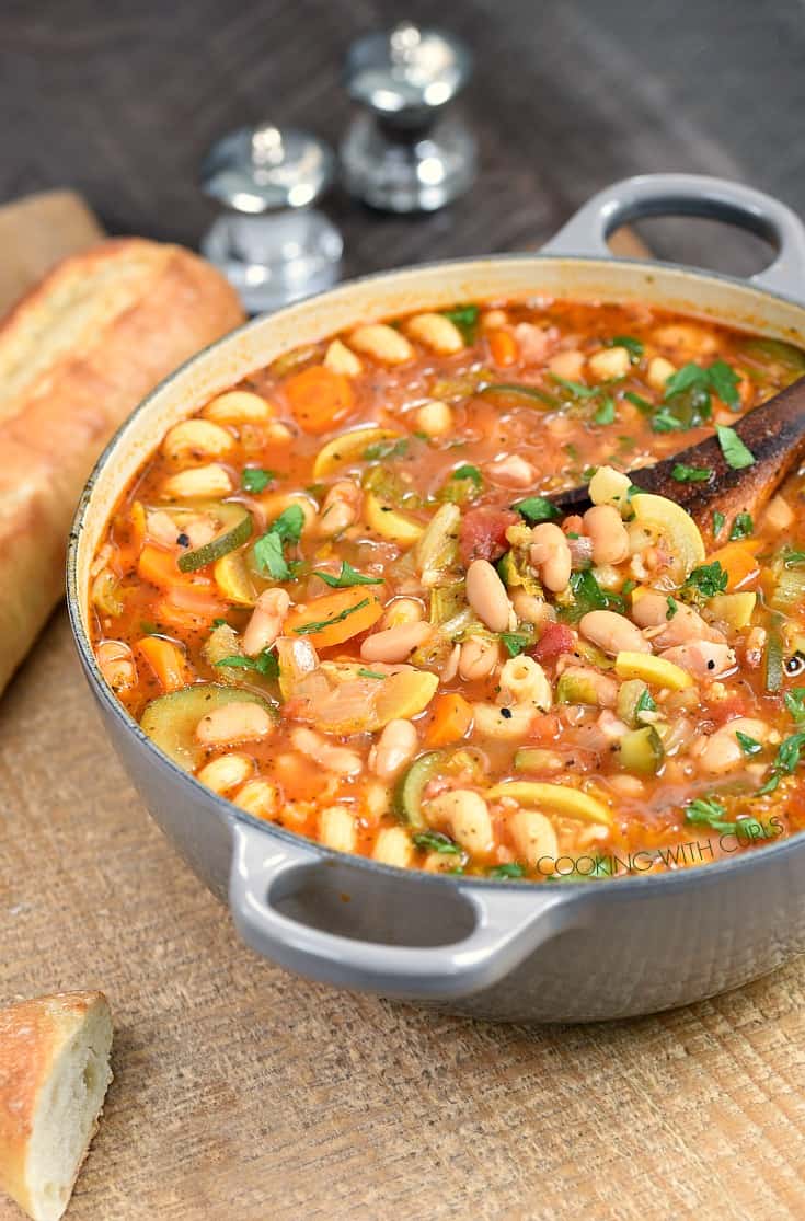 Instant Pot Minestrone Soup is a hearty, Italian vegetable soup that is guaranteed to warm you up on a cold winter night! cookingwithcurls.com