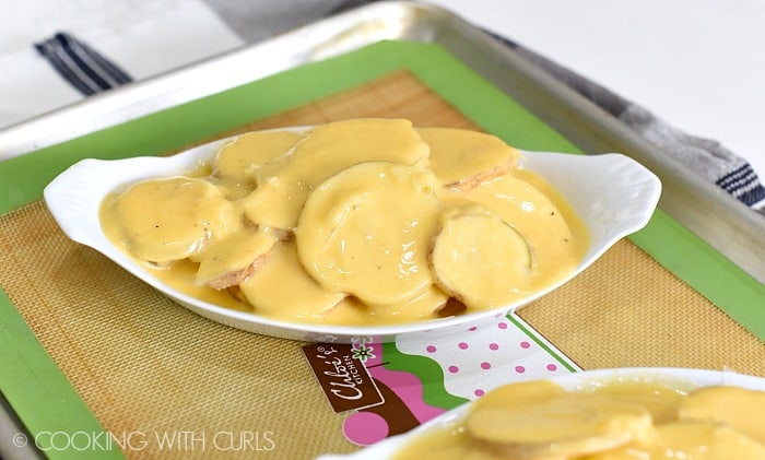 Pour the cheese sauce over the potato slices cookingwithcurls.com