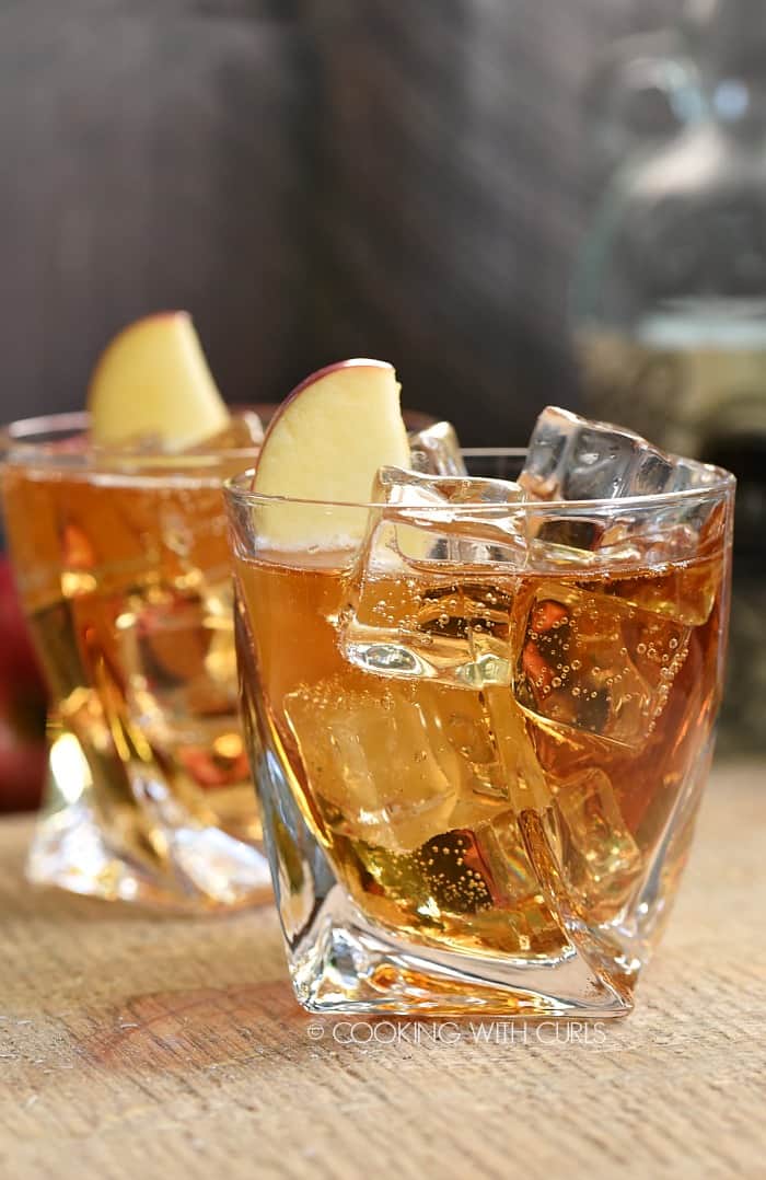 Crisp apple, buttery caramel, and a hint of spice make this Sparkling Caramel Apple Cocktail the perfect drink for fall! cookingwithcurls.com