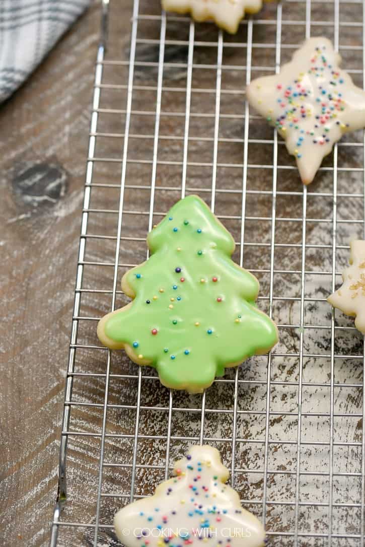 This Cookie Glaze is super simple to make and works perfectly on sugar cookies and gingerbread cookies! cookingwithcurls.com