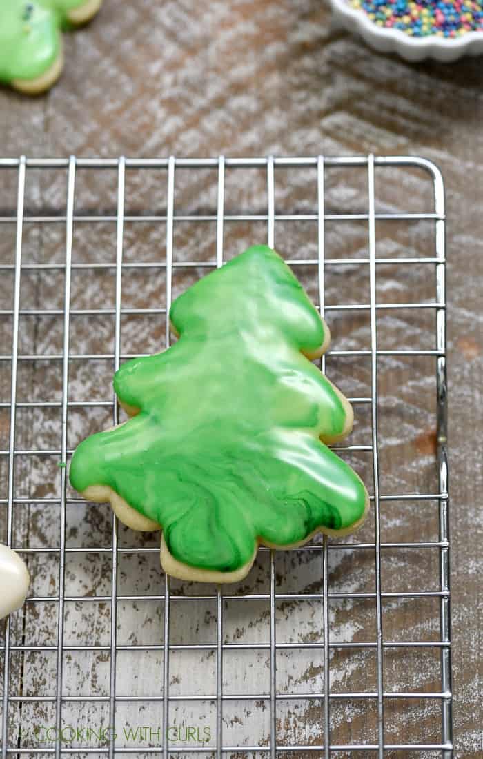 Use this simple Cookie Glaze to decorate your sugar cookies with swirl patterns! cookingwithcurls.com