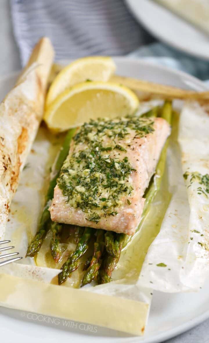 Baked Salmon in Parchment with Asparagus Lemon and Dill - Cooking with ...