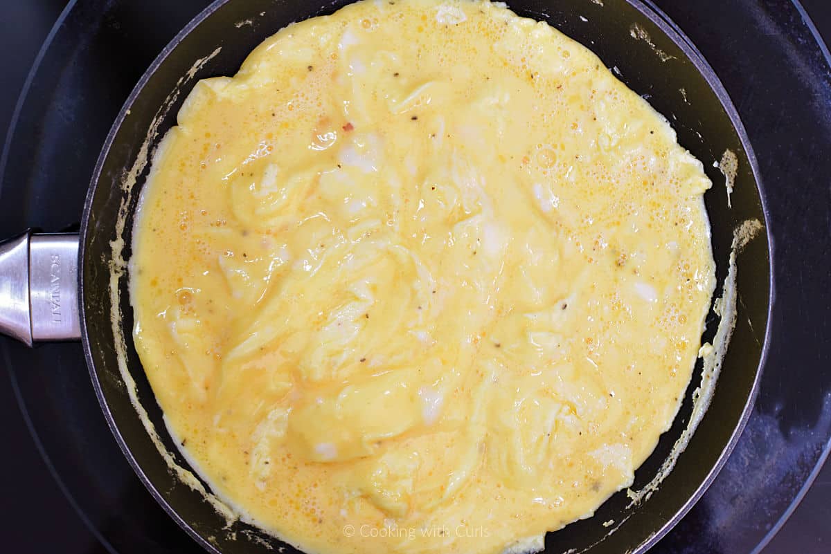 Scrambled egs in skillet.